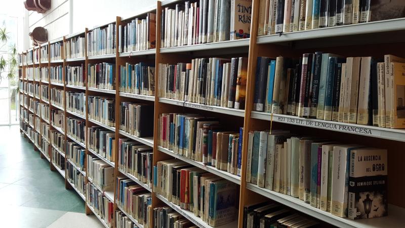 Las bibliotecas municipales de Avilés festejan el Día del Libro sumando paseos y regalos a sus actividades habituales